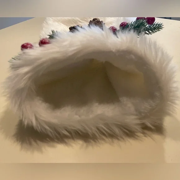 White Arm Muff with Holly Detail - Picture 3 of 3